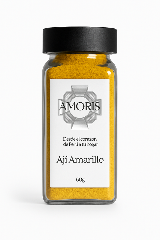 Frasco con Ají Amarillo en polvo – 100 % ají mirasol peruano, de color dorado intenso, con etiqueta minimalista de AMORIS.