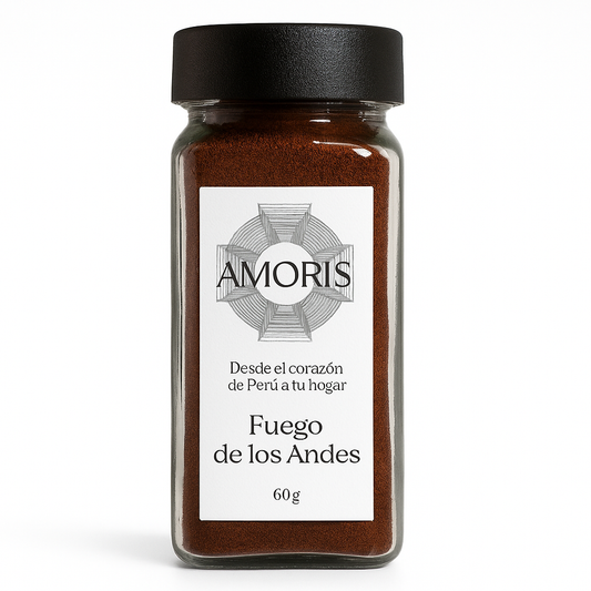 Frasco con Fuego de los Andes – mezcla peruana de ají panca, ají amarillo, achiote y cúrcuma, con elegante etiqueta de AMORIS.